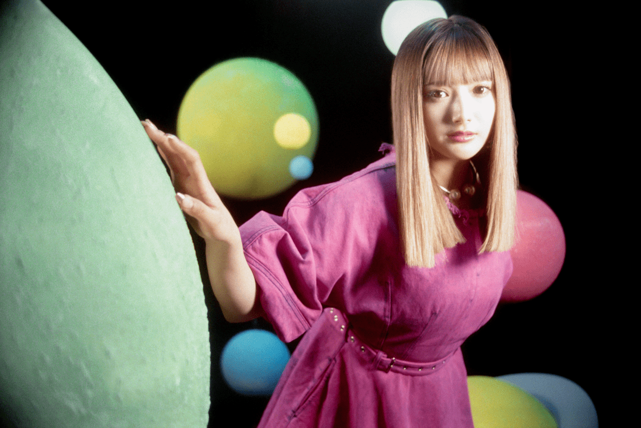 安斉かれん、初のオンラインライブ開催が決定。パラレルワールドに生きる２人のカレンも登場し、３人の自分が交錯する?!