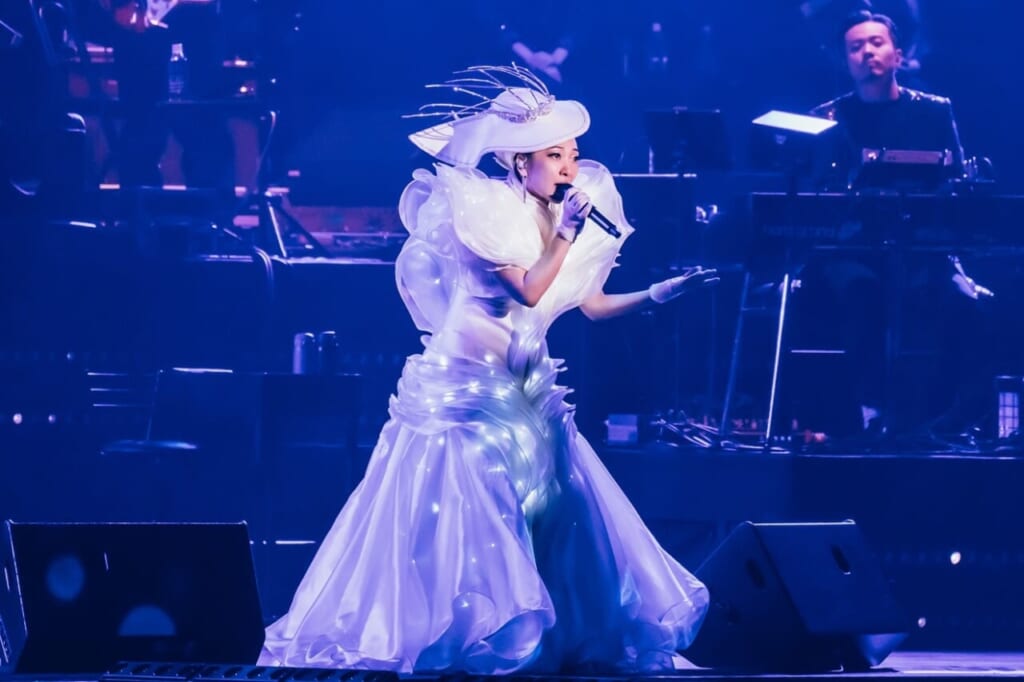 » 【オフィシャルライブレポート】MISIA、25周年記念アリーナツアーでその軌跡をたっぷりと披露！ 圧巻のパフォーマンスや演出などを詳しくお届け！